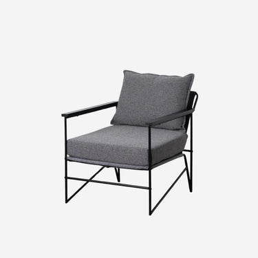 Grauer Sessel mit schwarzen Metallbeinen (69 x 79 x 82 cm)