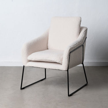 Beigefarbener Sessel mit schwarzen Metallbeinen (69 x 80 x 79 cm)