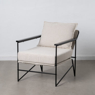 Beigefarbener Sessel mit Metallbeinen hinten (69 x 79 x 82 cm)